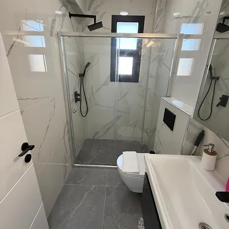 Caesar & - With 1 Bedroom *