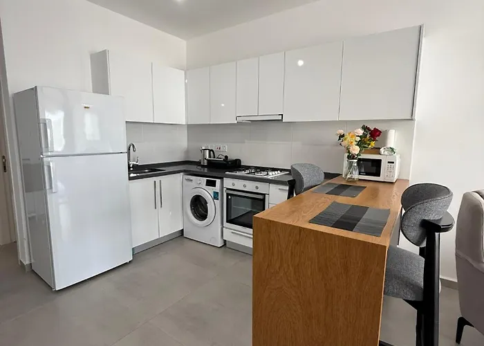 Caesar & - With 1 Bedroom *