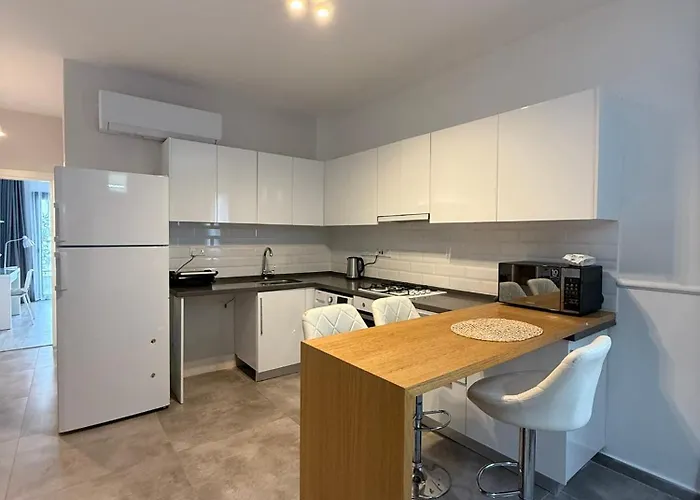 Caesar & - With 1 Bedroom *