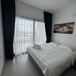 Caesar & - With 1 Bedroom Lejlighed *