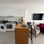 Caesar & - With 1 Bedroom Lejlighed *
