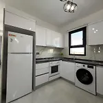 Caesar & - With 1 Bedroom Lejlighed *