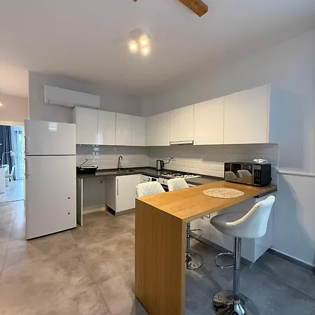 Caesar & - With 1 Bedroom *