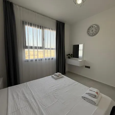 Caesar & - With 1 Bedroom Lejlighed *